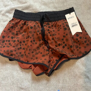 NWT Stori 2.5 inch running shorts size 6- hazy spot (brandy/onyx)
